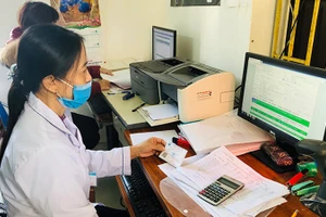 Cán bộ Trạm y tế xã Đức Long, huyện Nho Quan, tỉnh Ninh Bình (Ảnh minh họa: Quang Minh)