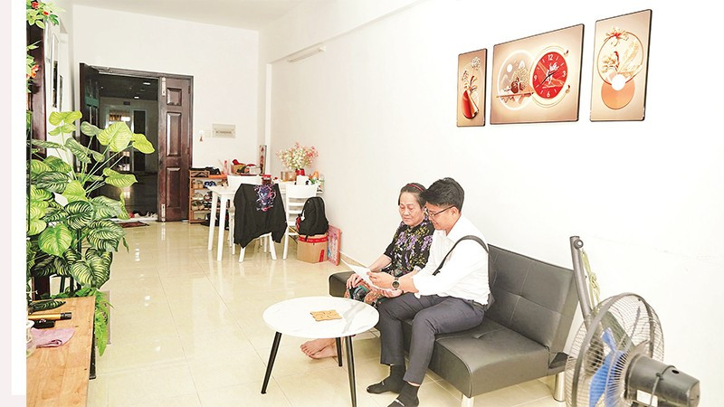 Một hộ dân thuộc dự án cải tạo rạch Xuyên Tâm được bố trí tái định cư tại chung cư Khang Gia, phường An Hội Tây (Ảnh THẾ ANH).