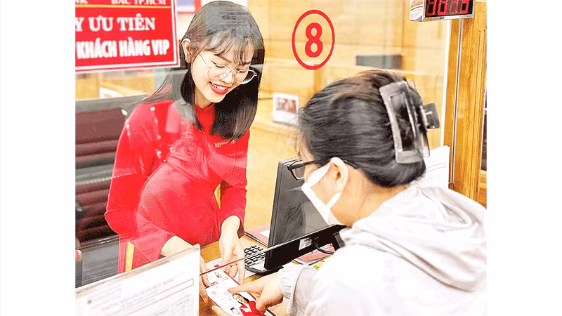 Khách hàng giao dịch tại Ngân hàng Agribank tại Thành phố Hồ Chí Minh.