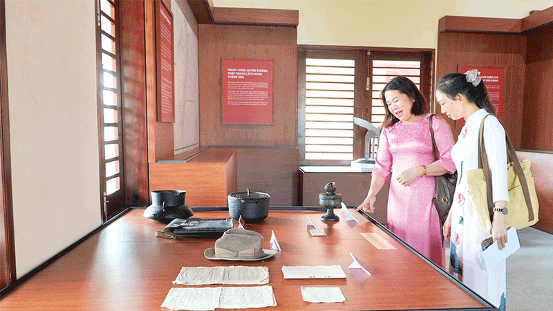 Xem trưng bày tại Khu lưu niệm Chi bộ An Nam Cộng sản Đảng.