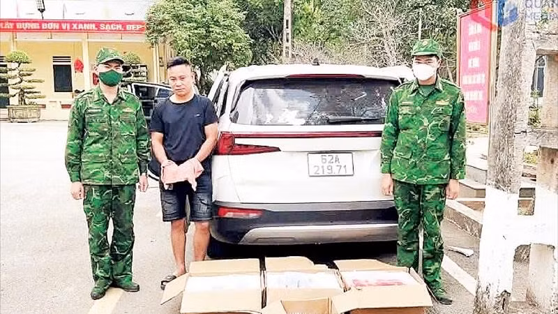 Đồn Biên phòng cửa khẩu Hoành Mô bắt giữ vụ vận chuyển trái phép 177 chiếc điện thoại iPhone các loại, cùng 18 cụm linh kiện điện thoại.