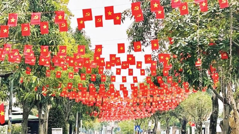 1. Những ngày này, trên khắp các nẻo đường từ thành thị đến vùng cao, biên giới đều rực rỡ cờ hoa.