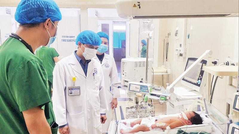 Bác sĩ Bệnh viện Sản nhi Vĩnh Phúc thăm khám trẻ sơ sinh.