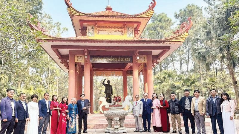 Khách tham quan dâng hương tại tượng đài Chủ tịch Hồ Chí Minh trên Đồi 79 Mùa Xuân.