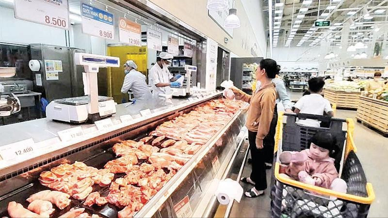 Người dân mua thực phẩm tại một siêu thị trên địa bàn Thành phố Hồ Chí Minh. (Ảnh THẾ ANH)