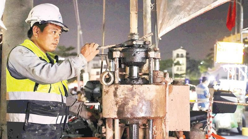 Khảo sát địa chất tại công trường nhà ga Lê Thị Riêng (phường Hòa Hưng), được xem là một trong những hạng mục kỹ thuật quan trọng, làm cơ sở cho việc thiết kế và thi công nhà ga ngầm của tuyến Metro số 2.