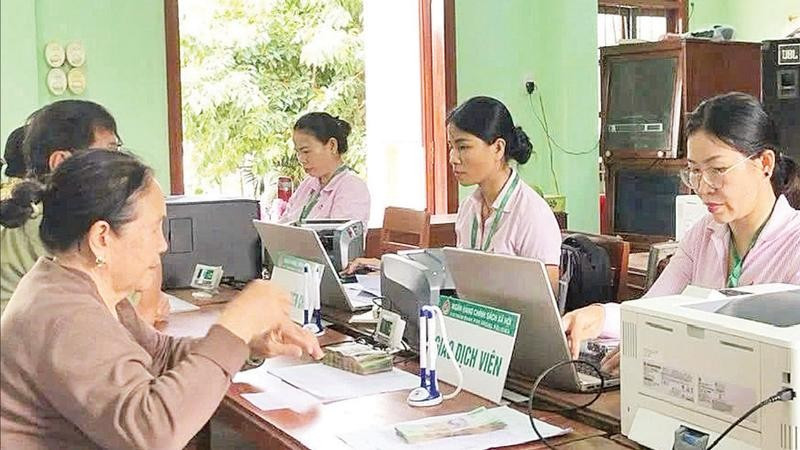 Chi nhánh Ngân hàng Chính sách xã hội tỉnh Quảng Ngãi duy trì 102 điểm giao dịch ở các xã, phường phía tây giúp người dân tiếp cận vốn nhanh chóng.