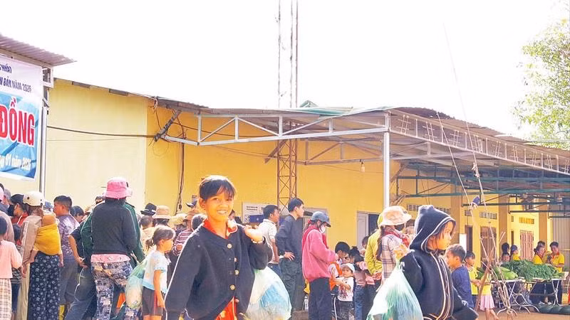 Những gian hàng miễn phí được bố trí trong khuôn viên Ủy ban nhân dân xã Ia Pnôn.