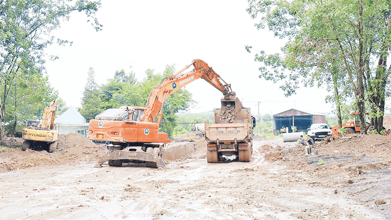 Mặc dù trời mưa nhưng đơn vị thi công khu tái định cư Tiến Hưng (dự án đường cao tốc Gia Nghĩa-Chơn Thành) vẫn triển khai thi công các hạng mục.