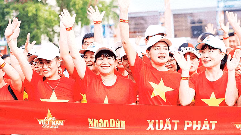 Người dân tỉnh Đồng Nai tham gia chương trình “1 tỷ bước chân tiến vào kỷ nguyên mới”. (Ảnh THIÊN VƯƠNG)