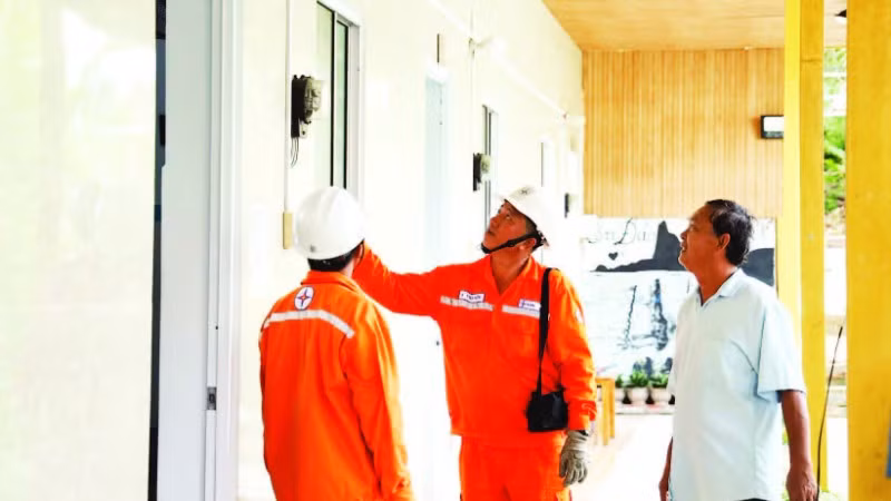 Công nhân Công ty Điện lực Vũng Tàu hướng dẫn người dân đặc khu Côn Đảo sử dụng điện an toàn trong quá trình sinh hoạt.