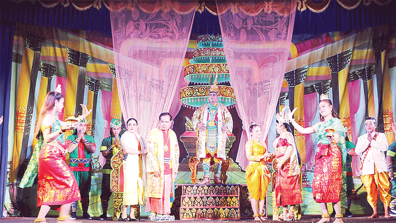 Đoàn nghệ thuật Khmer Ánh Bình Minh của tỉnh Vĩnh Long biểu diễn loại hình nghệ thuật sân khấu Dù kê.