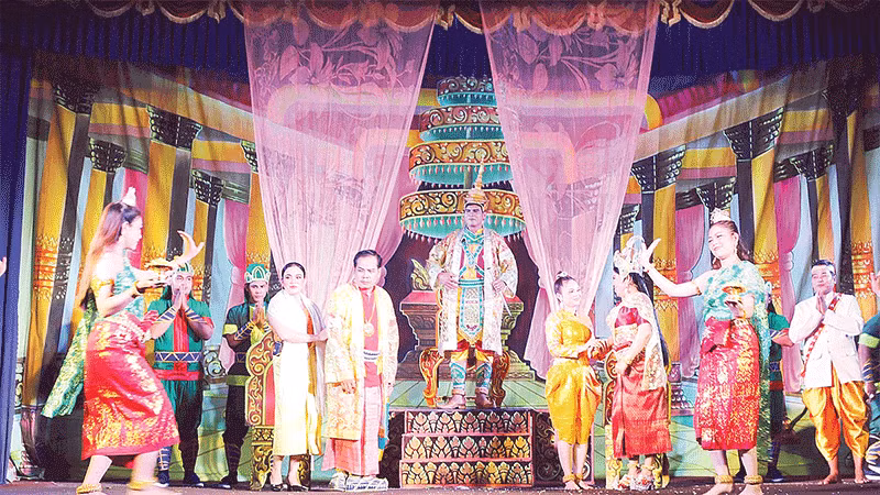 Đoàn nghệ thuật Khmer Ánh Bình Minh của tỉnh Vĩnh Long biểu diễn loại hình nghệ thuật sân khấu Dù kê.