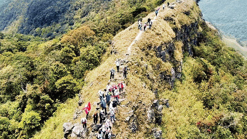 Du lịch trekking khám phá sống lưng khủng long trên núi Phia Pò huyện Lộc Bình, tỉnh Lạng Sơn.