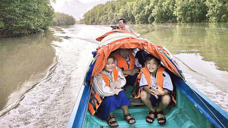 Ông Nguyễn Văn Tèo (ấp Xẻo Đôi, xã Đất Mũi) đều đặn đưa con mình đến trường hằng ngày bằng vỏ lãi cá nhân.