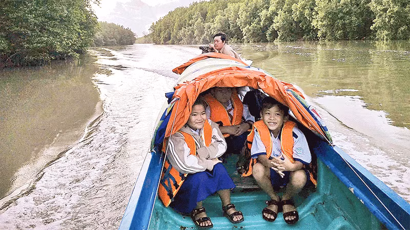 Ông Nguyễn Văn Tèo (ấp Xẻo Đôi, xã Đất Mũi) đều đặn đưa con mình đến trường hằng ngày bằng vỏ lãi cá nhân.