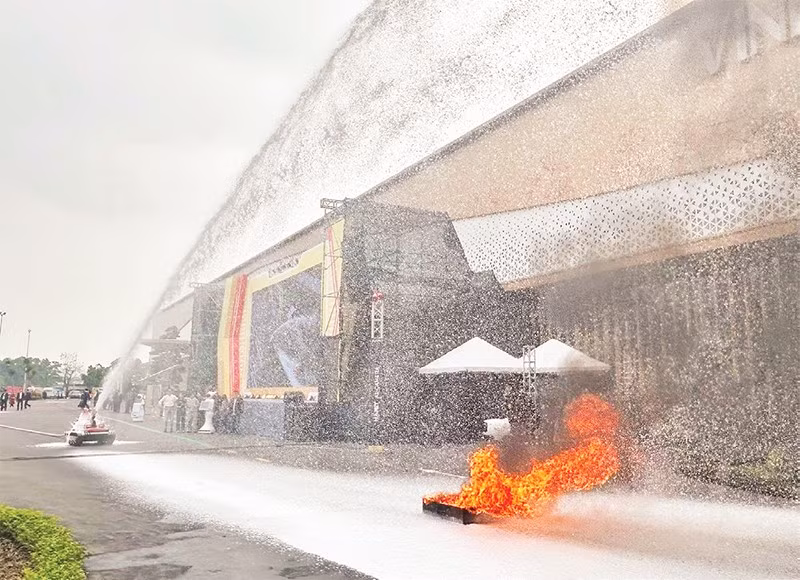 1. Màn trình diễn của Robot cứu hỏa do Trường đại học Phòng cháy Chữa cháy phát triển, có khả năng phun nước, phun bọt tự động, giúp chữa cháy ở nơi nguy hiểm, độc hại.