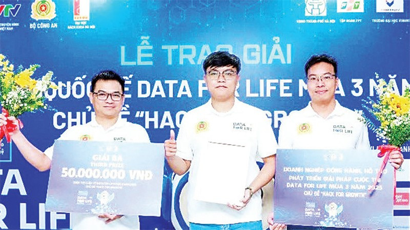 Nhóm tác giả của Vidas với giải pháp “Số hóa-lưu trữ, quản lý, khai thác thông tin toàn diện” vừa đoạt Giải ba Cuộc thi Data for Life 2025 do Bộ Công an tổ chức.