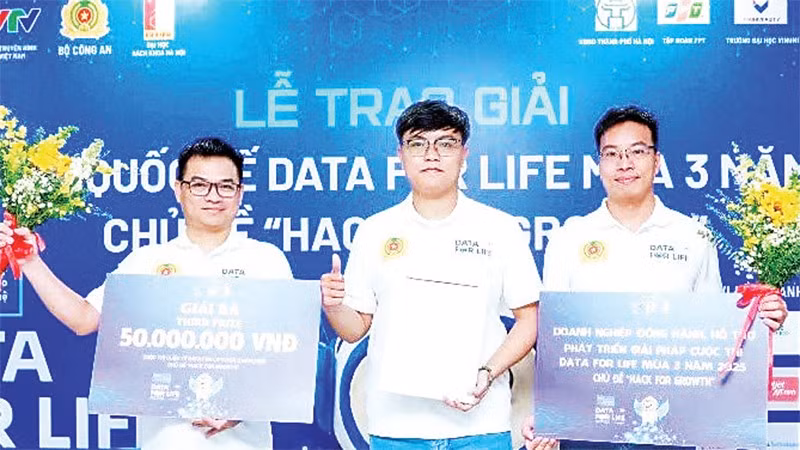 Nhóm tác giả của Vidas với giải pháp “Số hóa-lưu trữ, quản lý, khai thác thông tin toàn diện” vừa đoạt Giải ba Cuộc thi Data for Life 2025 do Bộ Công an tổ chức.