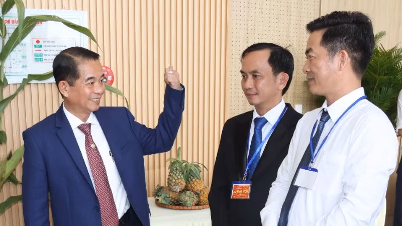 Đồng chí Thái Bảo, Phó Bí thư Tỉnh ủy, Trưởng Ban Tổ chức Tỉnh ủy Đồng Nai trao đổi với cán bộ xã Trị An.