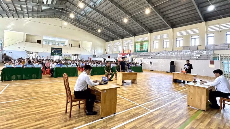 Ngư dân dự phiên tòa giả định.