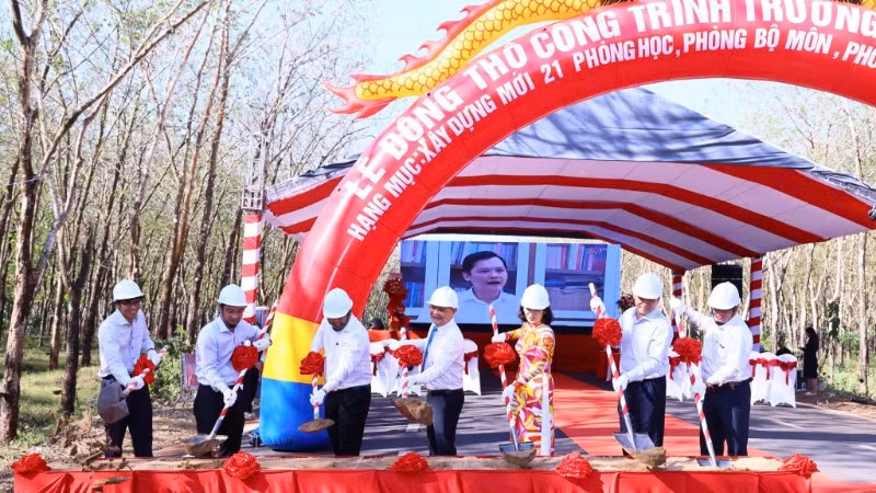 Lãnh đạo tỉnh Đồng Nai và Sở Giáo dục đào tạo thực nhiện nghi thức khởi công xây dựng trường học.