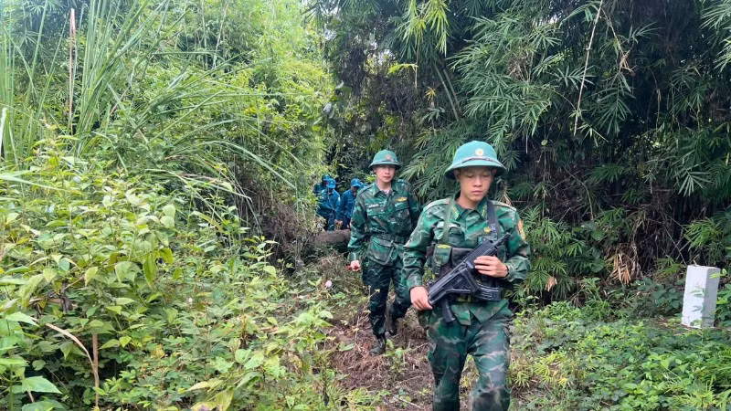 Cán bộ, chiến sĩ Đồn Biên phòng Cửa khẩu quốc tế Lệ Thanh tuần tra, kiểm soát đường biên giới.
