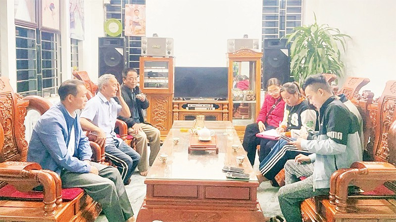 Tổ công nghệ số cộng đồng hướng dẫn người dân tại nhà.