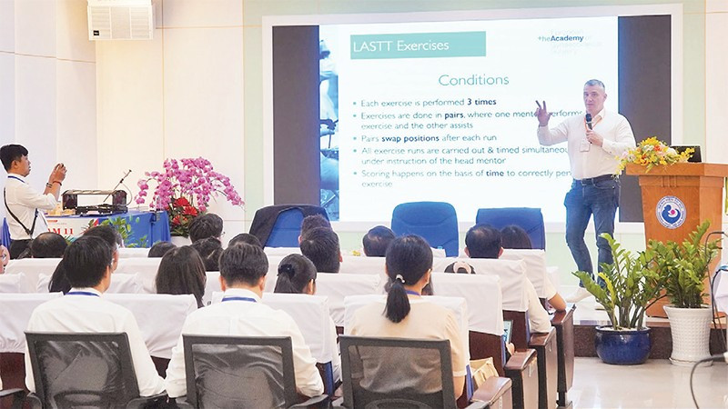 Chuyên gia quốc tế truyền đạt kiến thức về kỹ thuật nội soi sản phụ khoa chuẩn mực châu Âu.