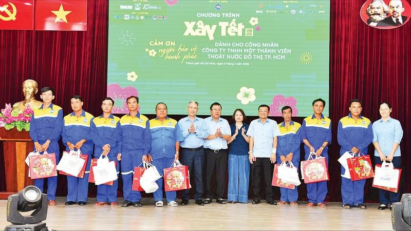 Chương trình Xây Tết 2026, nơi công nhân lao động và các đơn vị đồng hành cùng nhau sẻ chia những món quà ý nghĩa và sự yêu thương. (Ảnh THẾ ANH)