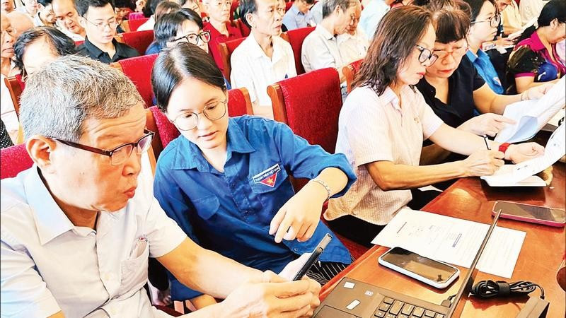 Đoàn Thanh niên phường Văn Miếu-Quốc Tử Giám hỗ trợ cán bộ chi bộ, tổ dân phố trong đẩy mạnh chuyển đổi số trên địa bàn. (Ảnh BẢO LÂM)