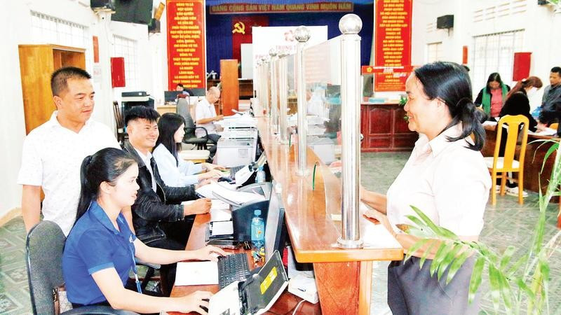 Cán bộ, công chức xã Tà Năng và cán bộ biệt phái hỗ trợ người dân thực hiện thủ tục hành chính. Lâm Đồng chào đón những du khách đầu tiên đến tham quan địa phương năm 2026.