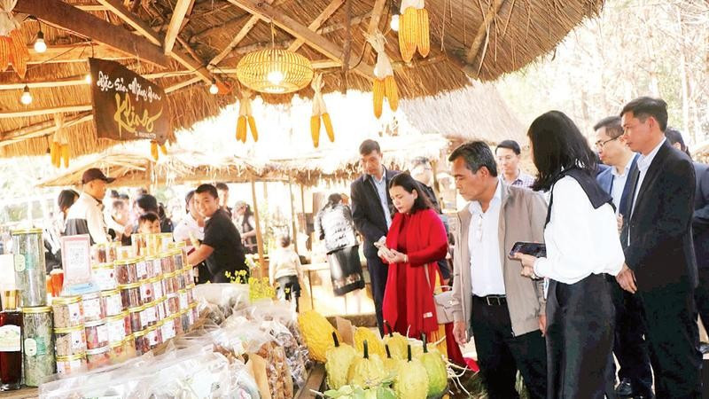 1. Du khách tham quan gian hàng đặc sản địa phương tại hội chợ OCOP.