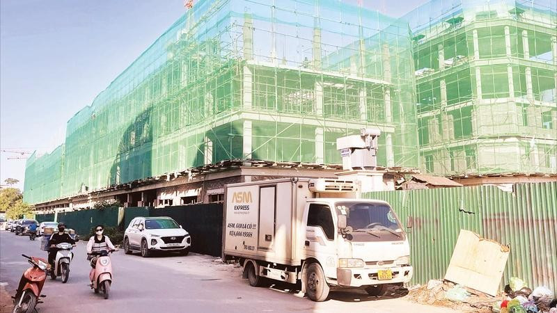 Dự án nhà ở xã hội Rice City Long Châu (phường Bồ Đề) đang được thi công.