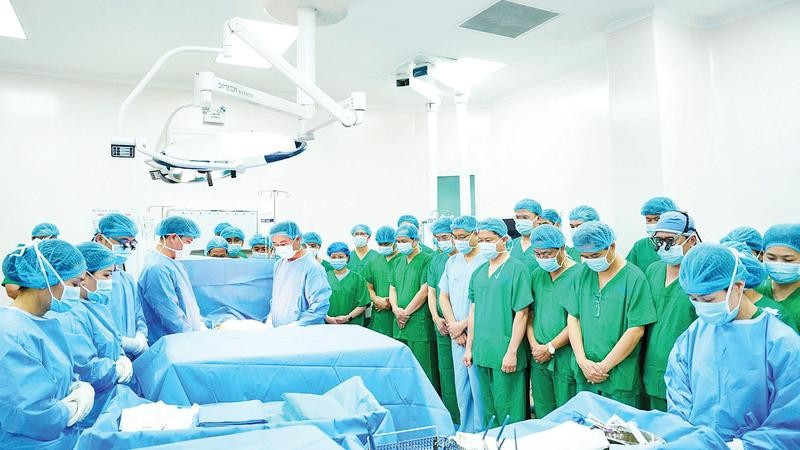 Giây phút đội ngũ y, bác sĩ tri ân người hiến tạng nhân đạo.