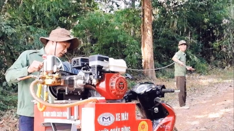 Lực lượng bảo vệ rừng phòng hộ Đắk Mai kiểm tra phương tiện chữa cháy rừng cơ động.