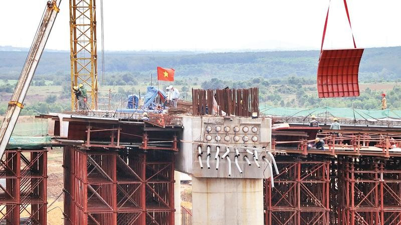 Thi công hạng mục đường dẫn vào nhà ga Cảng hàng không quốc tế Long Thành.