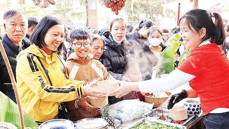 Các thực khách trải nghiệm ẩm thực tại liên hoan. (Ảnh NAM ĐỊNH)