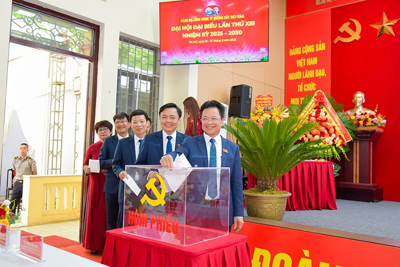 Các đại biểu bỏ phiếu bầu Ban Chấp hành Đảng bộ Tổng công ty Đường sắt Việt Nam lần thứ XIII, nhiệm kỳ 2025-2030 dsc-2679.jpg