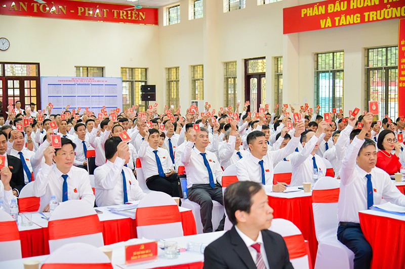 Các đại biểu biểu quyết tại Đại hội dsc-2666.jpg