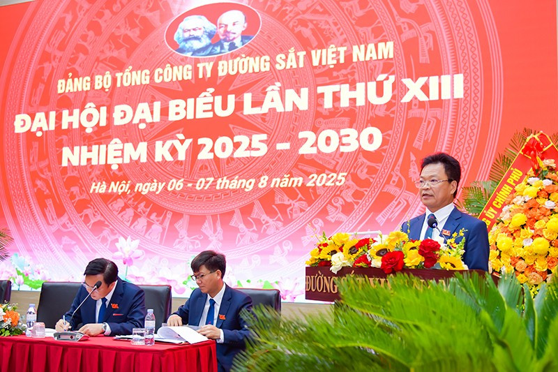 Ông Đặng Sỹ Mạnh, Bí thư Đảng ủy, Chủ tịch Hội đồng thành viên Tổng công ty Đường sắt Việt Nam phát biểu tại Đại hội dsc-2443.jpg