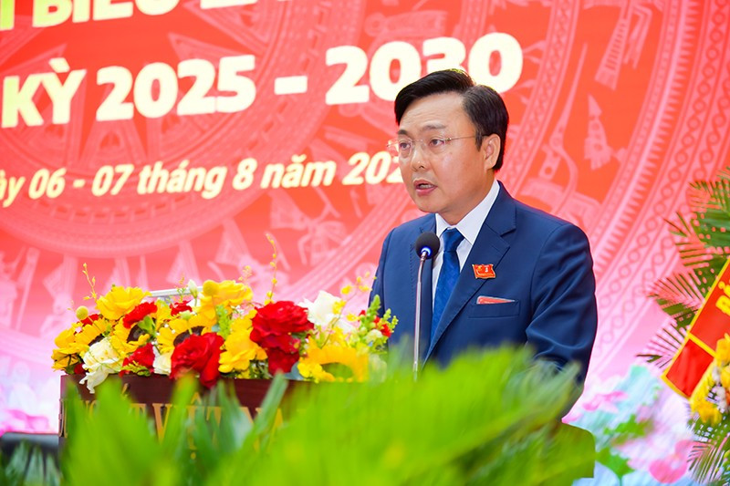 Ông Hoàng Gia Khánh, Phó Bí thư Đảng ủy, Tổng Giám đốc Tổng công ty Đường sắt Việt Nam trình bày báo cáo chính trị tại Đại hội. dsc-2433.jpg