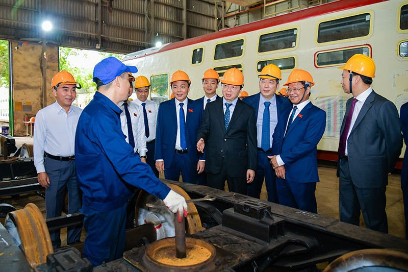 Phó Thủ tướng Trần Hồng Hà thăm hỏi, động viên người lao động Nhà máy Xe lửa Gia Lâm. dsc-2145.jpg