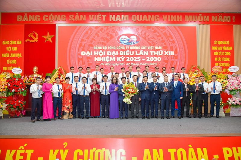 Đồng chí Lại Xuân Lâm, Phó Bí thư Đảng ủy Chính phủ tặng hoa, chúc mừng Ban Chấp hành Đảng bộ Tổng công ty Đường sắt VN khóa XIII, nhiệm kỳ 2025-2030. dsc-2801.jpg