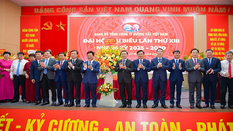 Phó Thủ tướng Trần Hồng Hà tặng lẵng hoa chúc mừng Đại hội