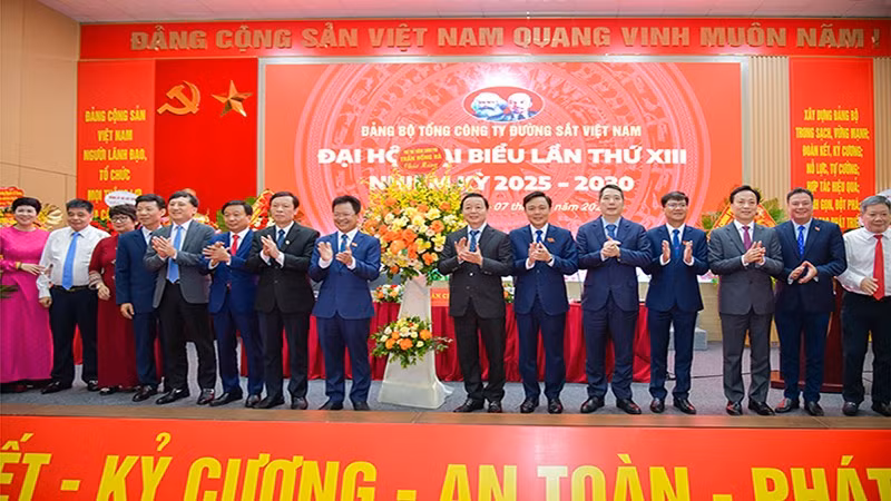 Phó Thủ tướng Trần Hồng Hà tặng lẵng hoa chúc mừng Đại hội