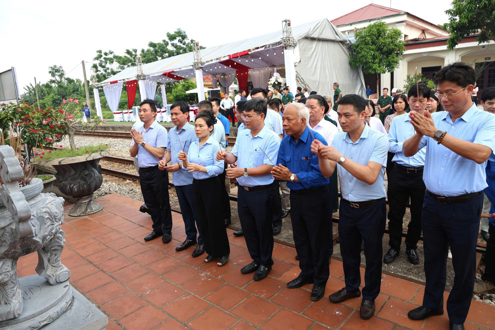 Các đại biểu dâng hương tưởng niệm các liệt sĩ 5.jpg