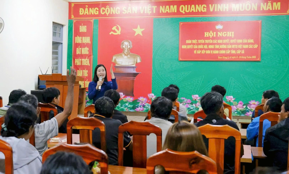 Lãnh đạo xã Đam Rông 2 phổ biến, tuyên truyền đến người dân về chính quyền địa phương hai cấp 0be2b060-277f-45ff-b09a-cafeb9fc42b41.jpg