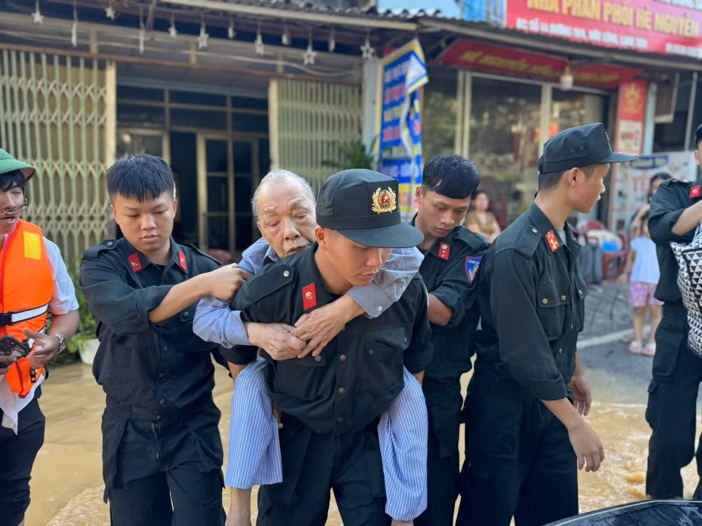 phong-canh-sat-co-dong-dua-nguoi-dan-ra-khoi-khu-vuc-bi-ngap-lut.jpg