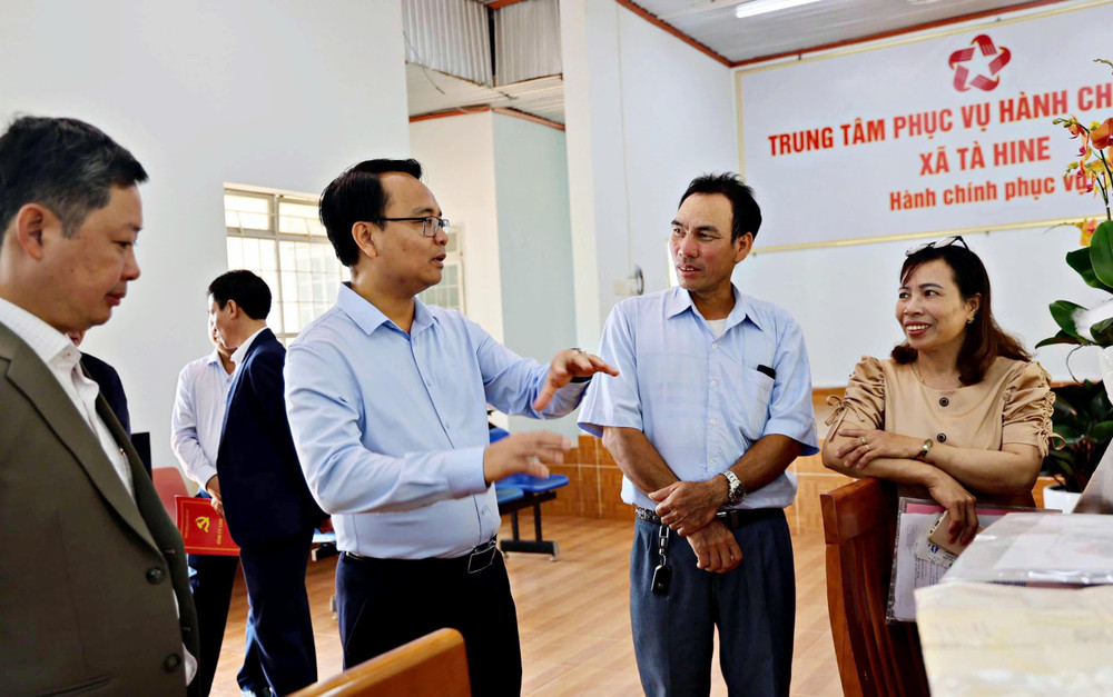 Phó Bí thư Tỉnh ủy Lâm Đồng Đặng Hồng Sỹ trao đổi với cán bộ công chức xã Tà Hine về hoạt động chính quyền địa phương hai cấp 5b18d9e1-b8a1-4b63-b693-4efe2ef04dd71.jpg